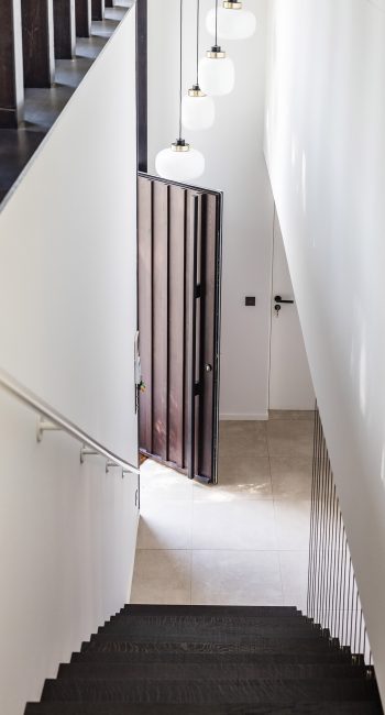 Vue du haut de l'escalier, sur l'entrée de la villa. Idée pensée par le studio d'architecture d'intérieur Studio Naqaa.