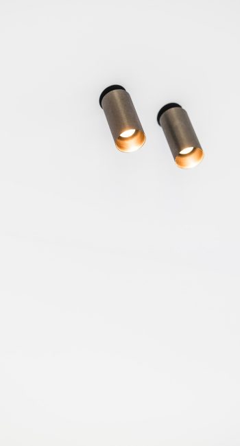 Spots en bronze. Idée pensée par le studio d'architecture d'intérieur Studio Naqaa.