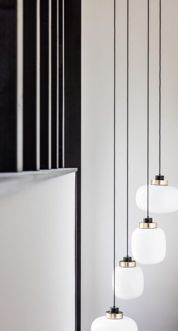 Luminaire suspendu dans une entrée de villa. Idée pensée par le studio d'architecture d'intérieur Studio Naqaa.