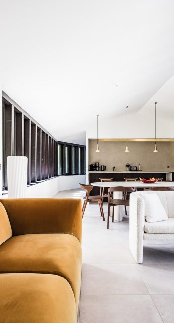 Salon de villa. Idée pensée par le studio d'architecture d'intérieur Studio Naqaa.