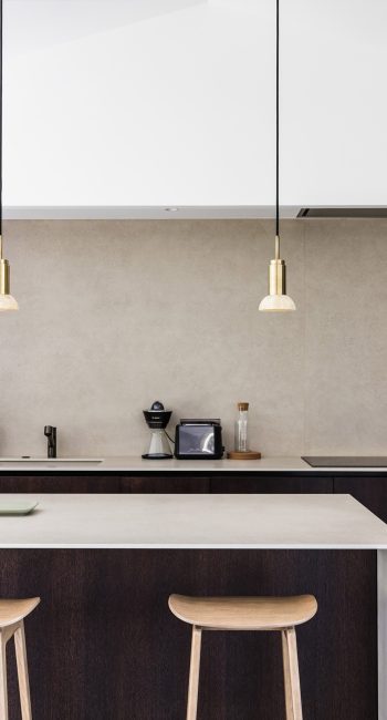 Ilot de cuisine en bois et en béton ciré. Idée pensée par le studio d'architecture d'intérieur Studio Naqaa.