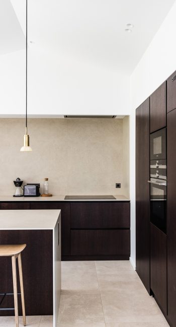 Cuisine en bois et béton ciré. Idée pensée par le studio d'architecture d'intérieur Studio Naqaa.